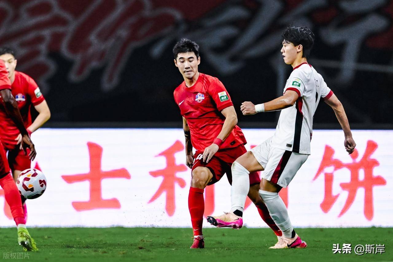 包含德甲转会期再迎强敌，成都蓉城防线松动，主帅态度——质疑声仍在，资深球员宣示担当的词条