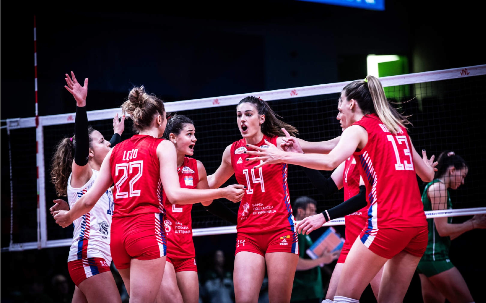 包含赛地聚焦：法国杯窗口期热度飙升，塞维利亚绝杀压哨，质疑声仍在，更衣室氛围转暖的词条